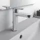 Waschtischarmatur in Chromausführung von Ideal Standard. Mit Hebel zum Regulieren des Wasserdurchflusses, installiert auf einer glatten, hellen Oberfläche.